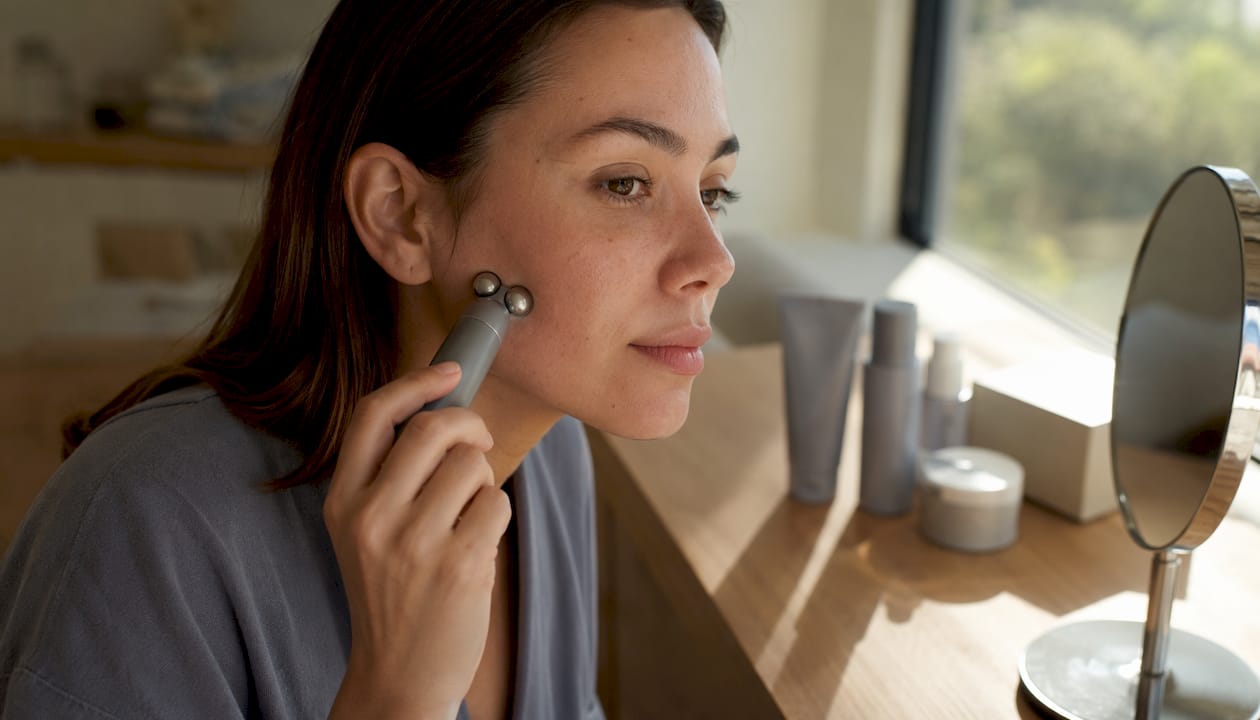 LED vs microcorriente facial: diferencias clave en 2026 blog article image
